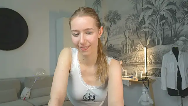 Snapshot of solar_bella chatting on 01.07.25 solar bella online show from 01.07.25