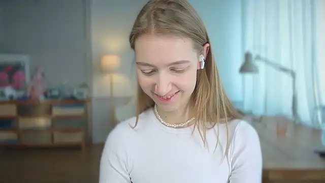 Snapshot of solar_bella chatting on 02.24.25 solar bella online show from 02.24.25