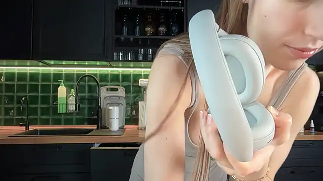 Snapshot of solar_bella chatting on 02.20.26 solar bella online show from 02.20.26