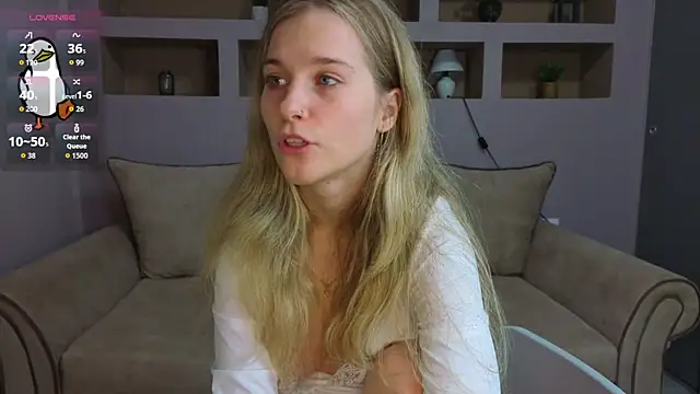 Snapshot of LinaCristonsen chatting on 11.21.25 LinaCristonsen online show from 11.21.25