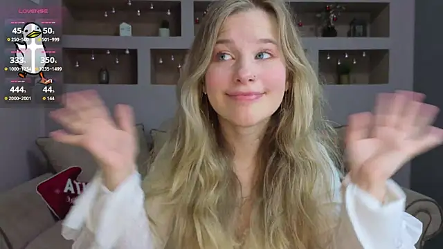 Snapshot of LinaCristonsen chatting on 11.25.25 LinaCristonsen online show from 11.25.25