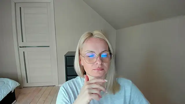 Snapshot of Alicee_Gracee chatting on 02.15.25 Alicee Gracee online show from 02.15.25