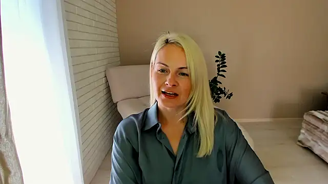 Snapshot of Alicee_Gracee chatting on 09.24.25 Alicee Gracee online show from 09.24.25