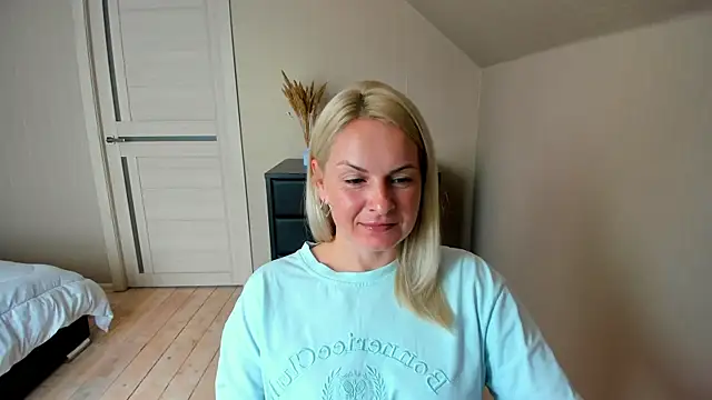 Snapshot of Alicee_Gracee chatting on 10.13.25 Alicee Gracee online show from 10.13.25