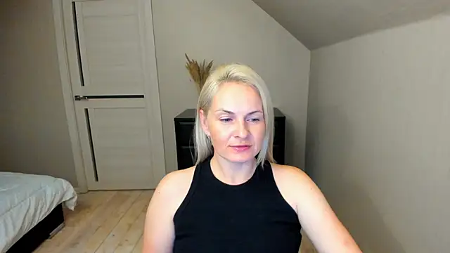 Snapshot of Alicee_Gracee chatting on 10.14.25 Alicee Gracee online show from 10.14.25