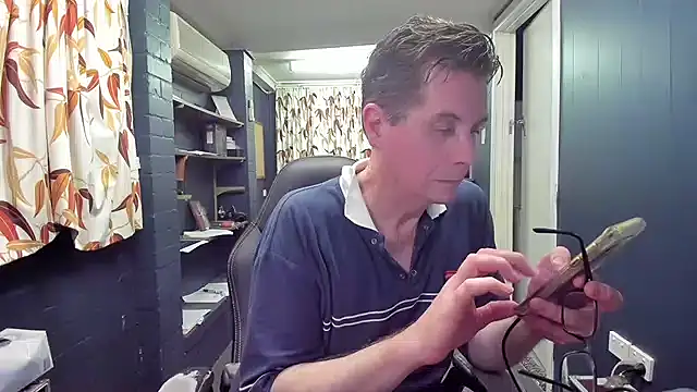 Snapshot of tilobinder chatting on 12.04.24 tilobinder online show from 12.04.24