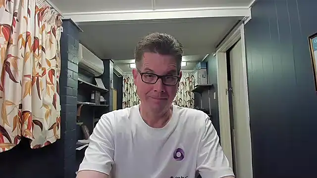 Snapshot of tilobinder chatting on 12.13.24 tilobinder online show from 12.13.24