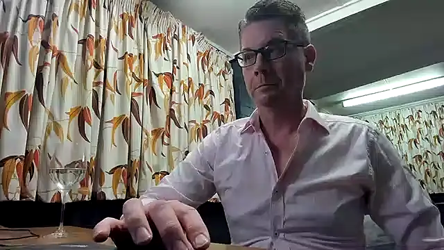 Snapshot of tilobinder chatting on 12.14.24 tilobinder online show from 12.14.24