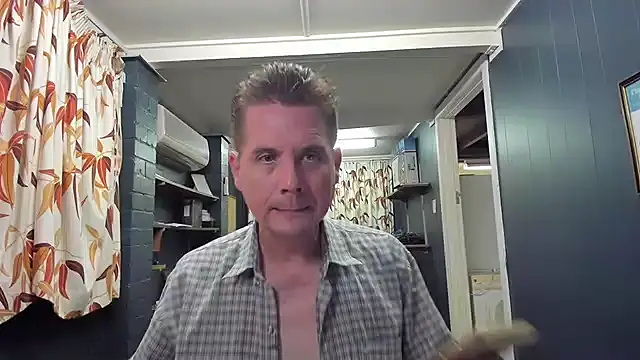 Snapshot of tilobinder chatting on 12.17.24 tilobinder online show from 12.17.24