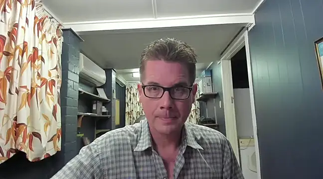 Snapshot of tilobinder chatting on 12.20.24 tilobinder online show from 12.20.24