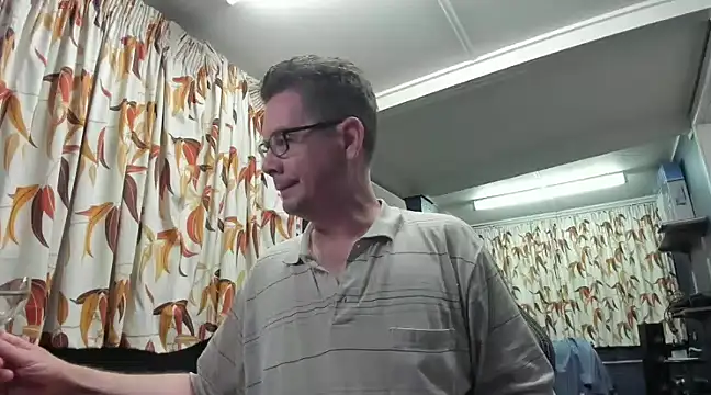 Snapshot of tilobinder chatting on 12.24.24 tilobinder online show from 12.24.24