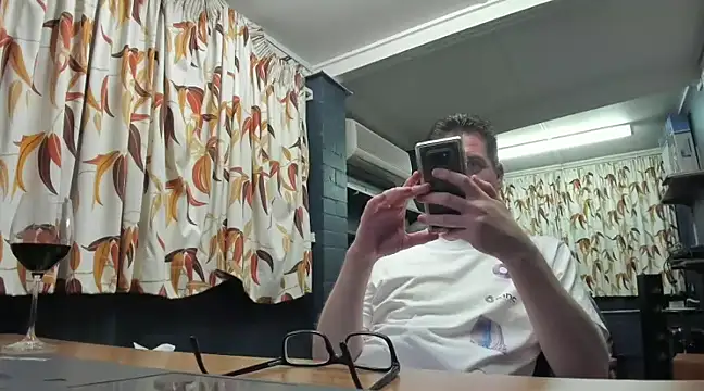 Snapshot of tilobinder chatting on 12.27.24 tilobinder online show from 12.27.24