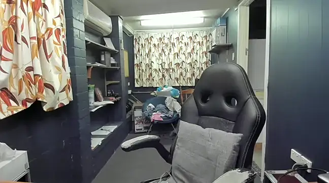 Snapshot of tilobinder chatting on 01.11.25 tilobinder online show from 01.11.25