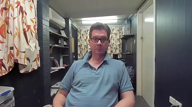 Snapshot of tilobinder chatting on 03.08.25 tilobinder online show from 03.08.25