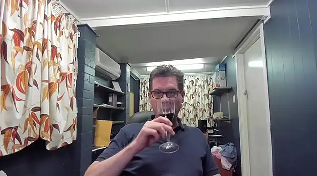 Snapshot of tilobinder chatting on 03.19.25 tilobinder online show from 03.19.25