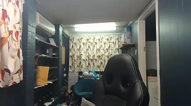 Snapshot of tilobinder chatting on 03.20.25 tilobinder online show from 03.20.25