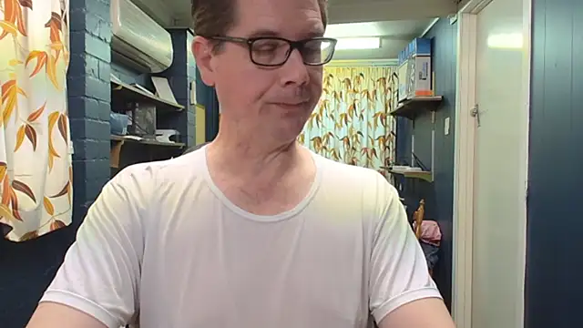 Snapshot of tilobinder chatting on 09.13.25 tilobinder online show from 09.13.25