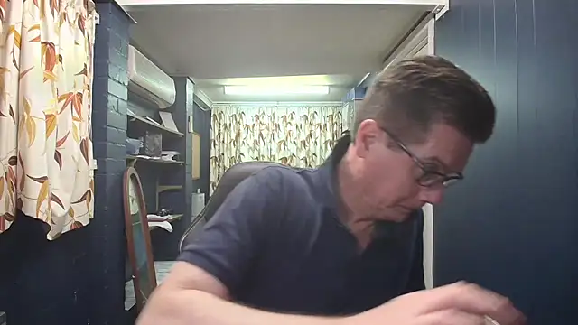 Snapshot of tilobinder chatting on 10.10.25 tilobinder online show from 10.10.25