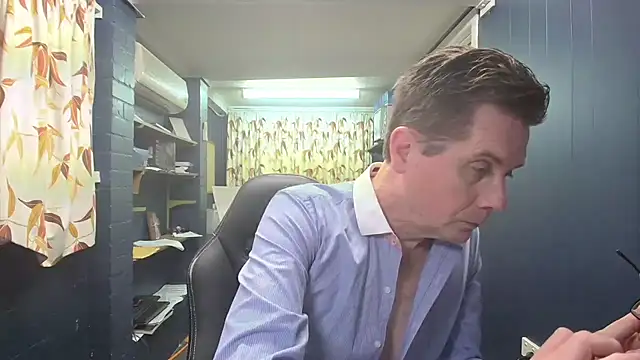 Snapshot of tilobinder chatting on 10.31.25 tilobinder online show from 10.31.25