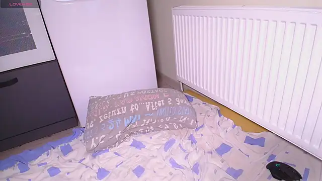 Snapshot of CutiePie3 chatting on 01.04.25 CutiePie3 online show from 01.04.25