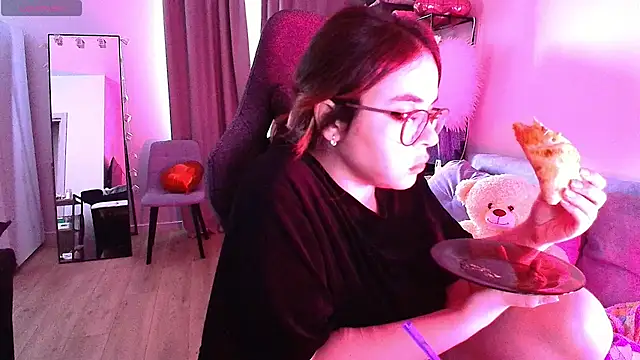 Snapshot of CutiePie3 chatting on 03.06.25 CutiePie3 online show from 03.06.25