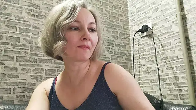 Snapshot of EdithManning chatting on 12.24.24 EdithManning online show from 12.24.24