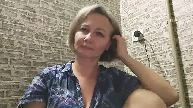 Snapshot of EdithManning chatting on 01.08.25 EdithManning online show from 01.08.25