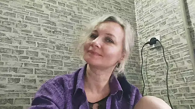 Snapshot of EdithManning chatting on 02.02.25 EdithManning online show from 02.02.25