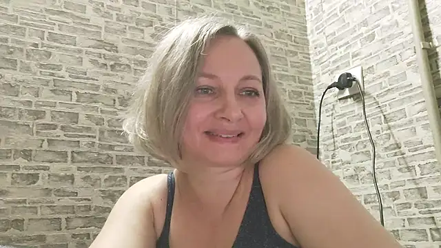 Snapshot of EdithManning chatting on 02.05.25 EdithManning online show from 02.05.25