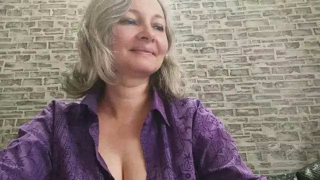 Snapshot of EdithManning chatting on 10.09.25 EdithManning online show from 10.09.25