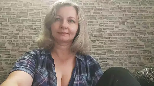 Snapshot of EdithManning chatting on 10.20.25 EdithManning online show from 10.20.25