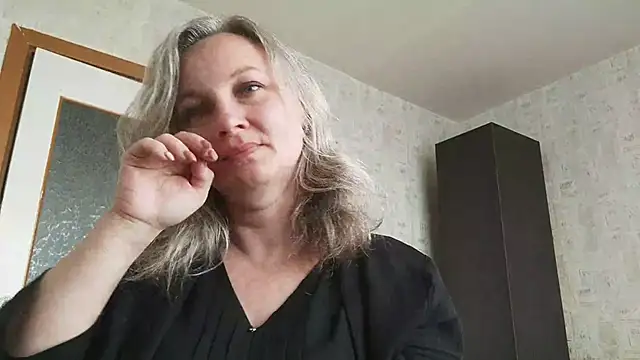 Snapshot of EdithManning chatting on 05.17.26 EdithManning online show from 05.17.26