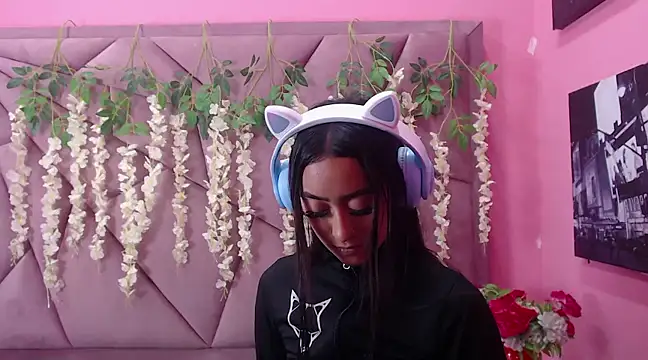 Miaa Thopmson online show from 02.19.25