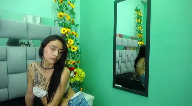 Miaa Thopmson online show from 03.01.25