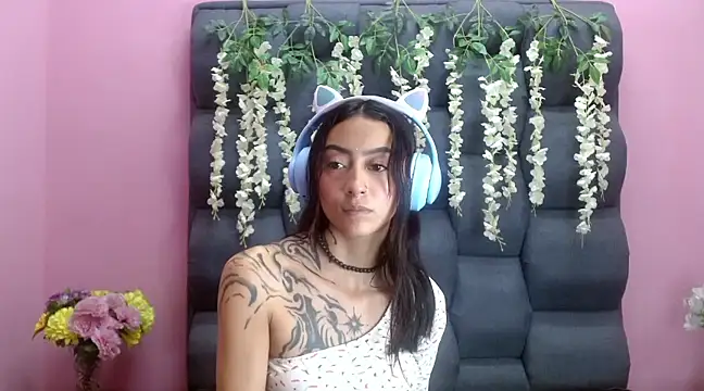 Miaa Thopmson online show from 03.04.25