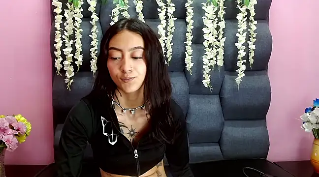 Miaa Thopmson online show from 03.06.25