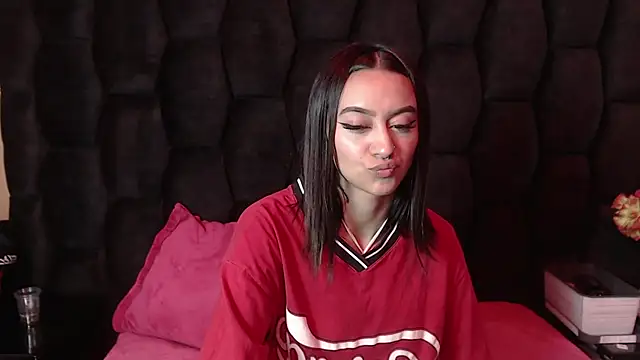 Miaa Thopmson online show from 09.18.25