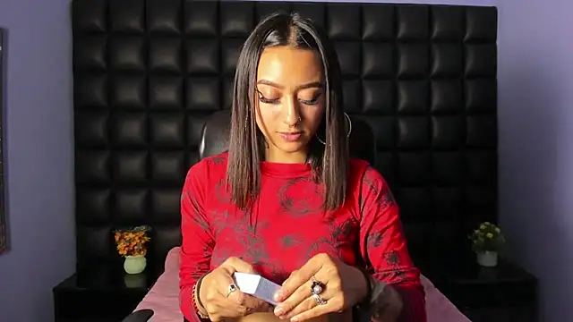 Miaa Thopmson online show from 09.25.25