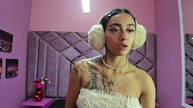 Miaa Thopmson online show from 10.03.25