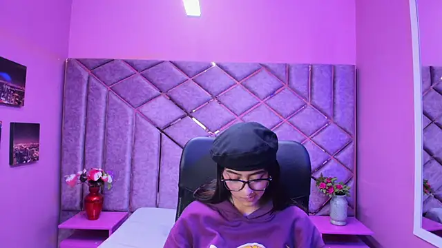 Miaa Thopmson online show from 11.29.25