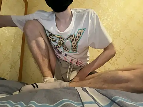 Snapshot of HappyCake chatting on 12.17.24 HappyCake online show from 12.17.24