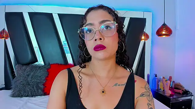 Snapshot of antonelllepiercee chatting on 02.21.25 antonelllepiercee online show from 02.21.25