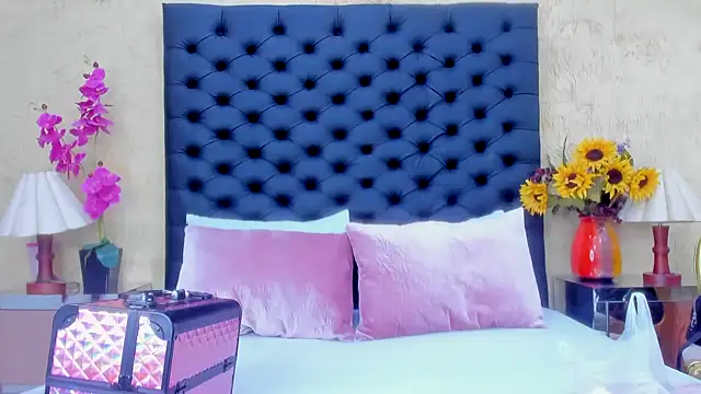 NahomiWhitel online show from 10.07.25