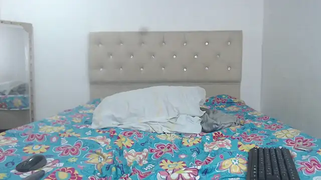 CorinaSmith28 online show from 12.04.24
