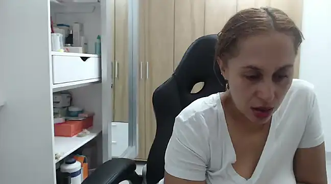 Snapshot of RoxanaLove9 chatting on 12.27.24 RoxanaLove9 online show from 12.27.24