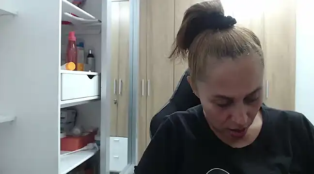 Snapshot of RoxanaLove9 chatting on 01.04.25 RoxanaLove9 online show from 01.04.25