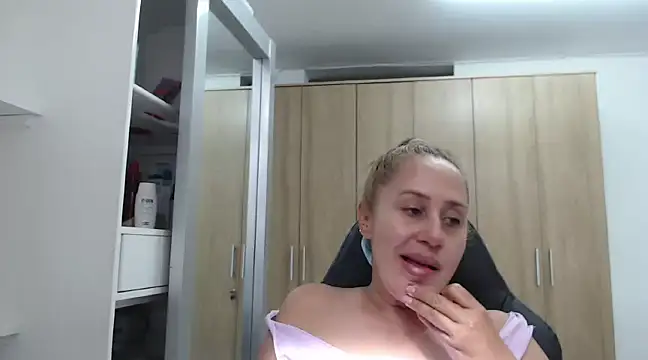 Snapshot of RoxanaLove9 chatting on 01.05.25 RoxanaLove9 online show from 01.05.25