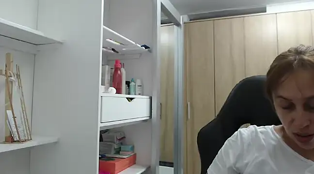 Snapshot of RoxanaLove9 chatting on 01.11.25 RoxanaLove9 online show from 01.11.25