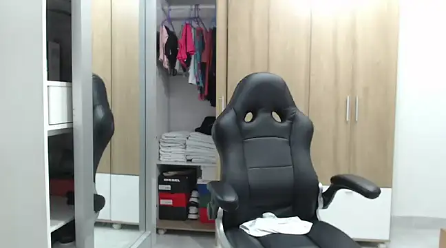 Snapshot of RoxanaLove9 chatting on 01.28.25 RoxanaLove9 online show from 01.28.25