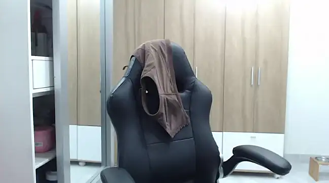 Snapshot of RoxanaLove9 chatting on 02.05.25 RoxanaLove9 online show from 02.05.25